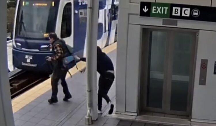 Suspeito é preso após empurrar homem em direção aos trilhos durante passagem de trem nos EUA