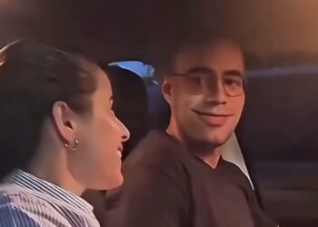 Flagra de traição: homem encontra esposa com amante mais jovem em carro