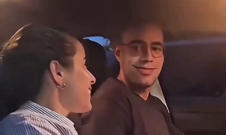 Flagra de traição: homem encontra esposa com amante mais jovem em carro