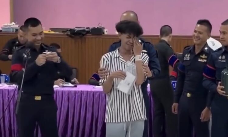 Jovem desmaia após ser sorteado para servir o Exército na Tailândia