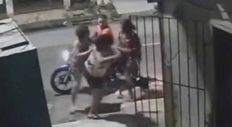 Câmeras flagram casal assaltando moradoras no bairro da Cremação