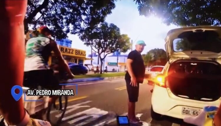 Ciclista cobra motorista por parar em ciclofaixa na avenida Pedro Miranda