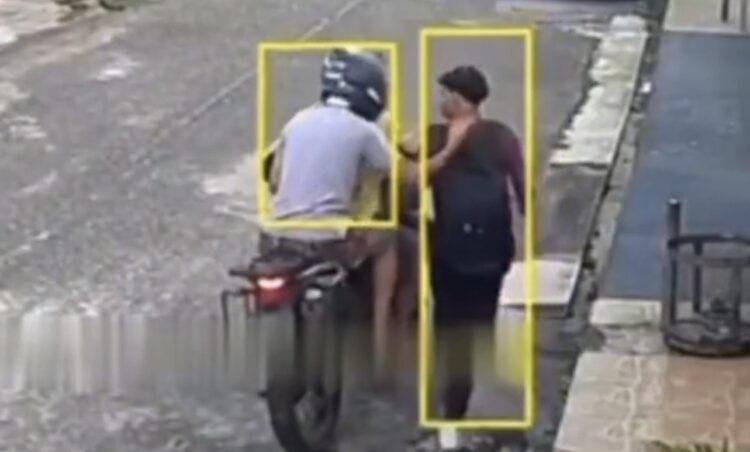 Jovem reage a assalto arremessando celular, mas criminosos recuperam aparelho e fogem