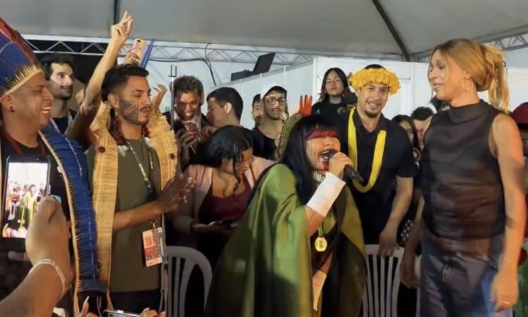 Deputada indígena dança funk com Erika Hilton e diz: “futura presidenta”