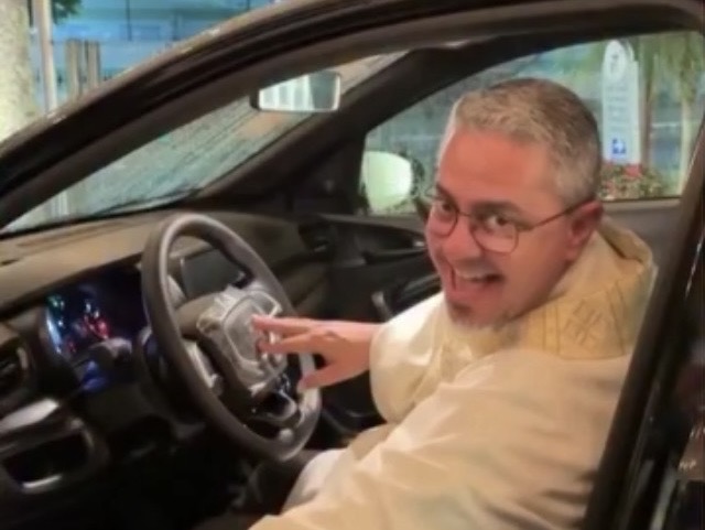 Padre ganha sorteio de rifa na própria igreja e fiéis questionam resultado