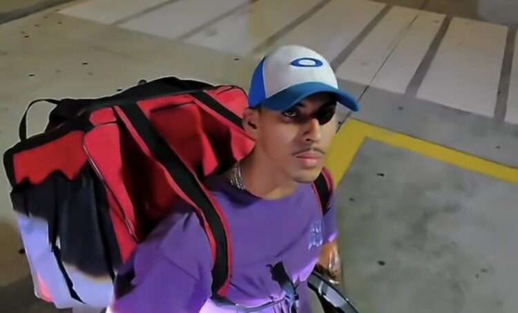 Entregador cadeirante viraliza nas redes após mostrar rotina de trabalho em Diadema