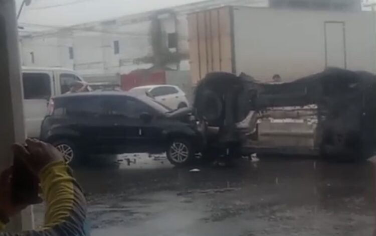 Colisão violenta deixa carro capotado na entrada do Tenoné