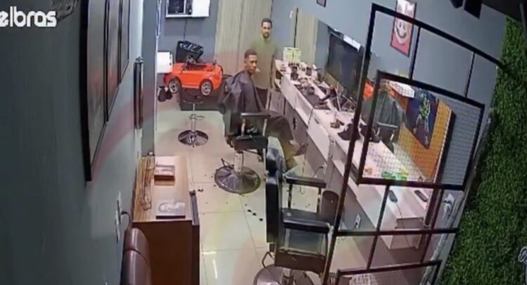 Carro desgovernado invade barbearia e atinge criança em MG; condutora não possuía CNH