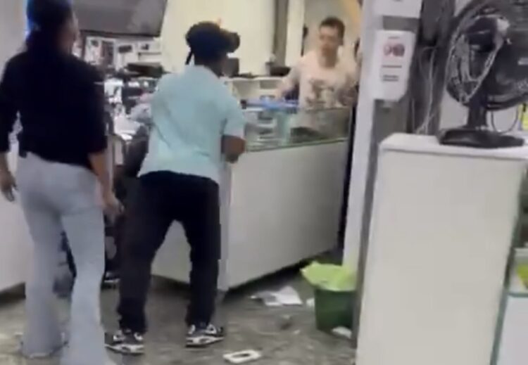 Acusação de racismo termina em confusão e briga na 25 de Março, em São Paulo