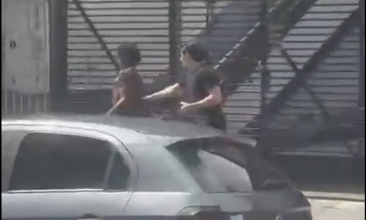 Universitários agridem morador de rua com arma de choque enquanto gravam e riem