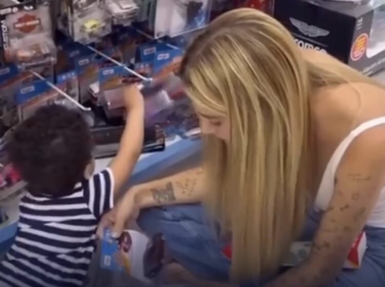Influenciadora proíbe filho de brincar com bonecas e gera debate: “o filho é meu”