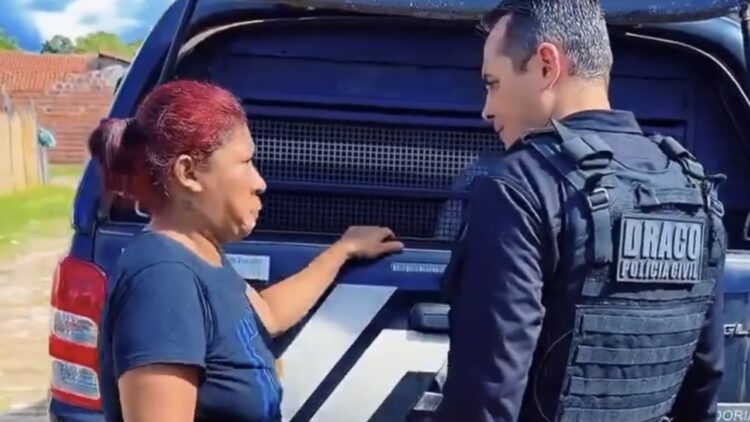 “Está me matando”: mãe chora ao ver filho ser preso pela segunda vez