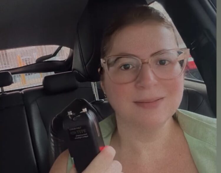 Mulher compra kit de defesa após invasão e relata medo de assaltos