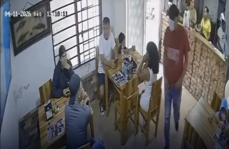 Policial de folga reage a assalto e mata criminoso em restaurante