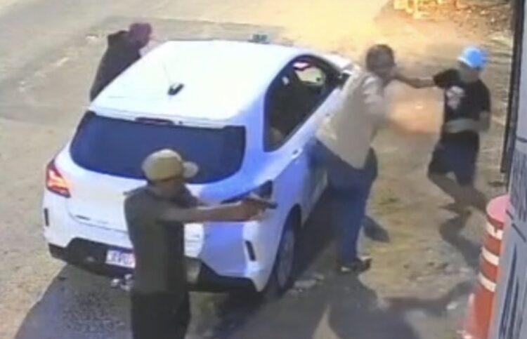 Trio armado realiza assalto simultâneo contra passageiro e taxista no Jurunas