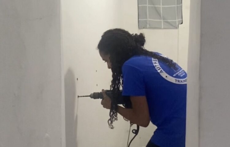 Mulher viraliza ao prender cabelo em furadeira ao tentar ser “funcional”