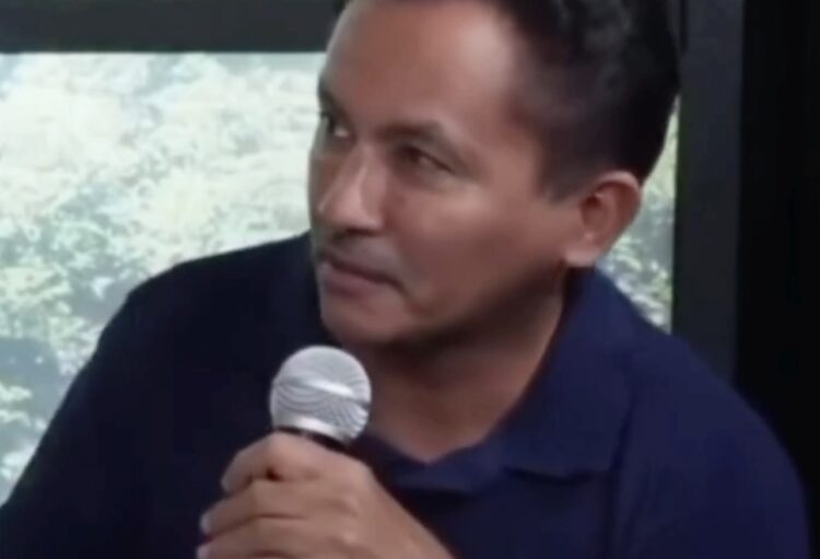 Régis Tadeu se irrita com Manoel Gomes, “Caneta Azul”, após resposta sobre escala 6×1