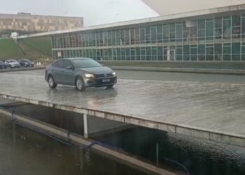 Motorista de app invade rampa do anexo da Câmara dos Deputados para deixar servidor e vídeo viraliza