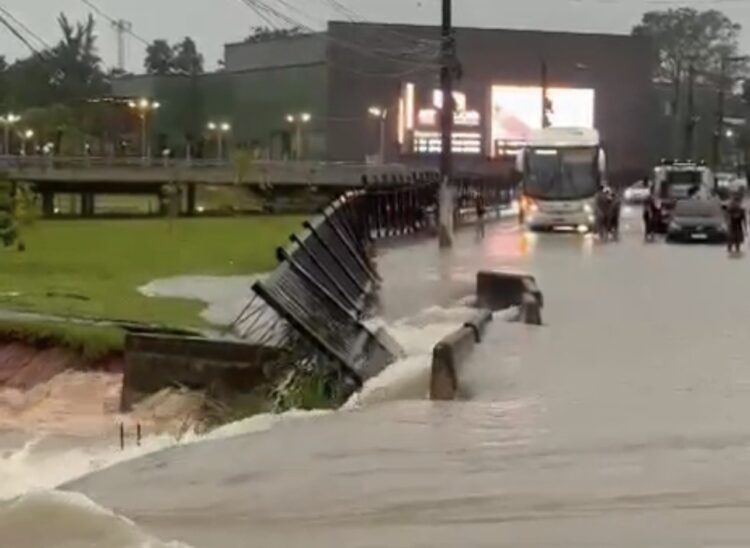 Chuvas fortes derrubam parte do cercado do Parque do Maguari, em Ananindeua