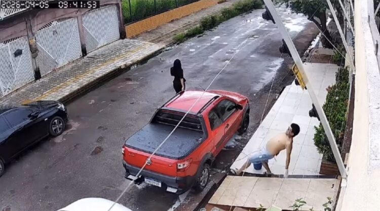 Homem se distrai ao olhar mulher, escorrega e leva tombo enquanto lavava carro