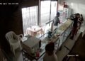 Casal armado invade panificadora, rende clientes e funcionários e causa pânico em Águas Lindas