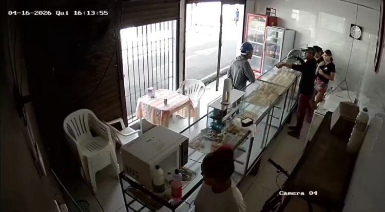 Casal armado invade panificadora, rende clientes e funcionários e causa pânico em Águas Lindas