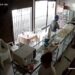 Casal armado invade panificadora, rende clientes e funcionários e causa pânico em Águas Lindas