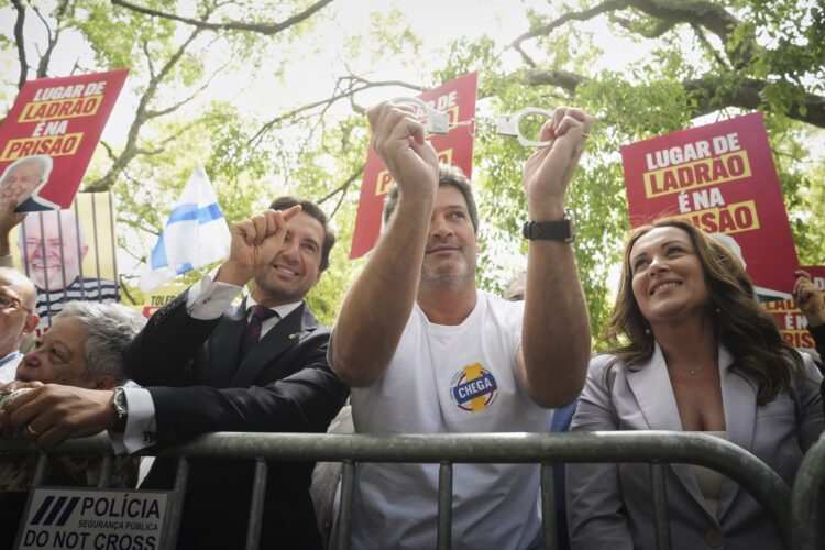 “Lula, seu lugar é na prisão”, protestam portugueses durante visita a Lisboa