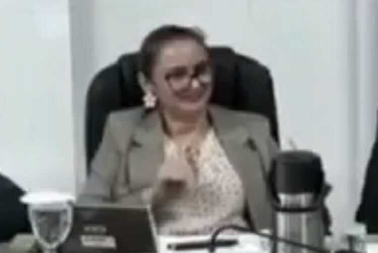 Vereadora de Ubajara vira alvo de críticas após gesto polêmico em sessão