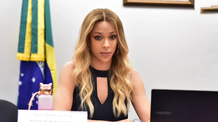 Juiz arquiva ação contra Erika Hilton após fala “imbeCIS” e cita imunidade parlamentar