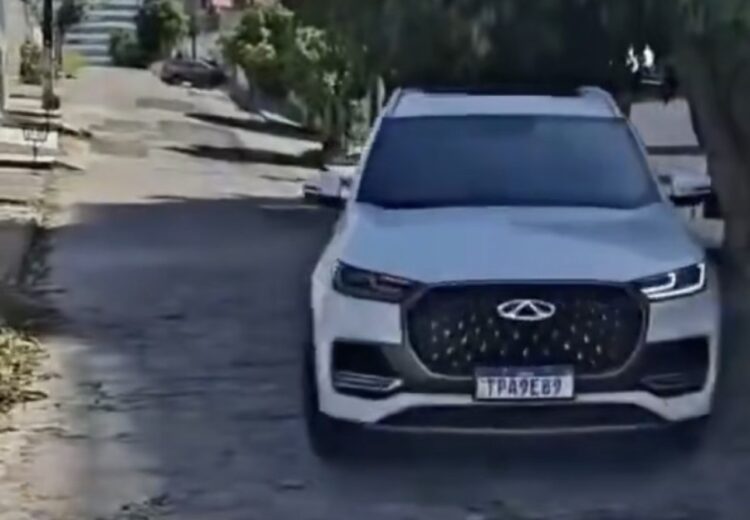 Funcionários de lava a jato são flagrados “passeando” com carro de cliente