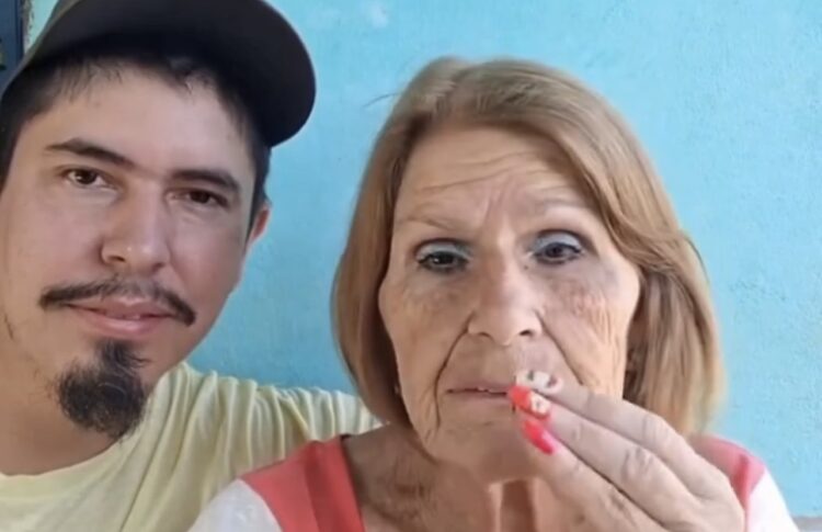 “Quando eu me maquio, ele fica ainda mais grudado”, diz mulher ao lado do marido