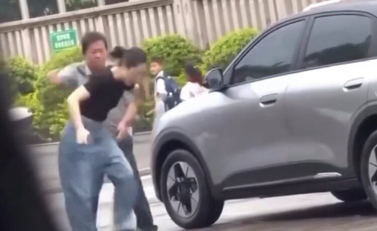 Homem é acusado de misoginia após revidar ataque de mulher em discussão de trânsito