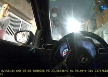 Câmera corporal da polícia registra momento em que abordagem policial resultou em morte de mulher