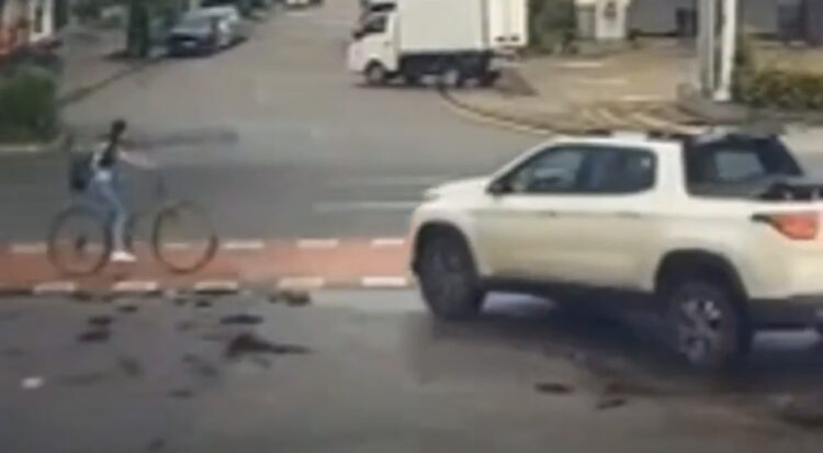 Adolescente de 15 anos morre após ser atropelada na avenida Senador Lemos