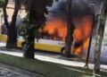 Ônibus é destruído por fogo na Avenida Presidente Vargas