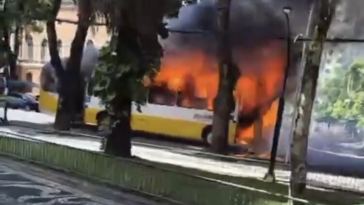 Ônibus é destruído por fogo na Avenida Presidente Vargas