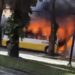 Ônibus é destruído por fogo na Avenida Presidente Vargas