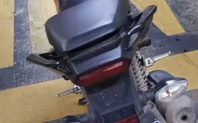 Motociclista tem módulo furtado em estacionamento de supermercado no Canudos