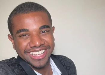 Davi Brito sofre câimbra após treino para luta e precisa de ajuda
