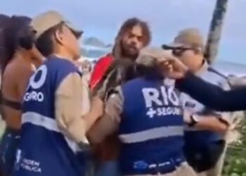 Ambulante é puxada pelos cabelos por guarda municipal durante fiscalização na Zona Sul