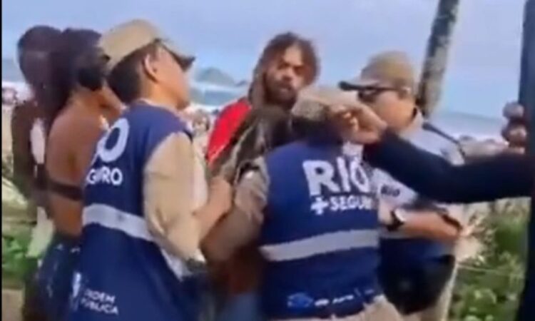 Ambulante é puxada pelos cabelos por guarda municipal durante fiscalização na Zona Sul