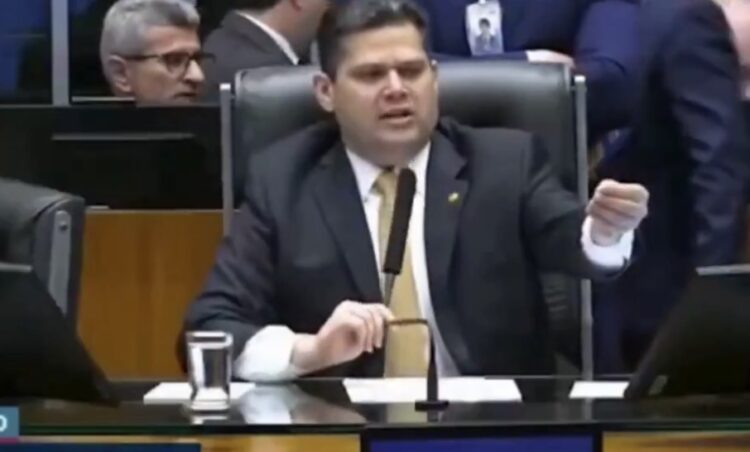 Parlamentar acusa Talíria Petrone no plenário de “tomar marido da colega”