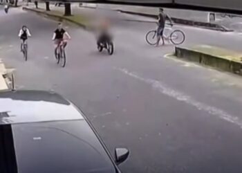 Motociclista é atingido por madeira no trânsito e escapa por pouco de acidente grave