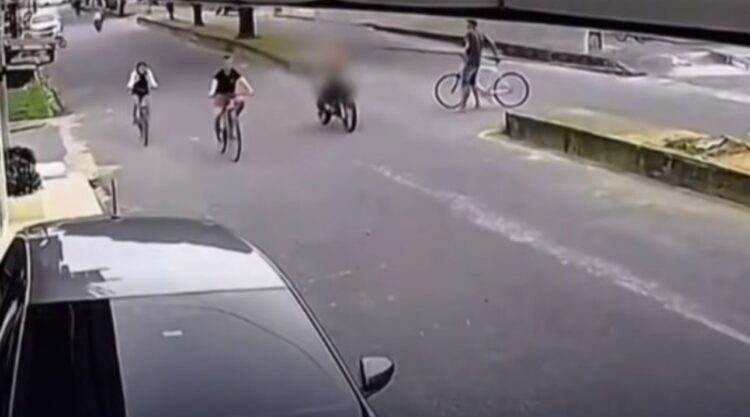 Motociclista é atingido por madeira no trânsito e escapa por pouco de acidente grave