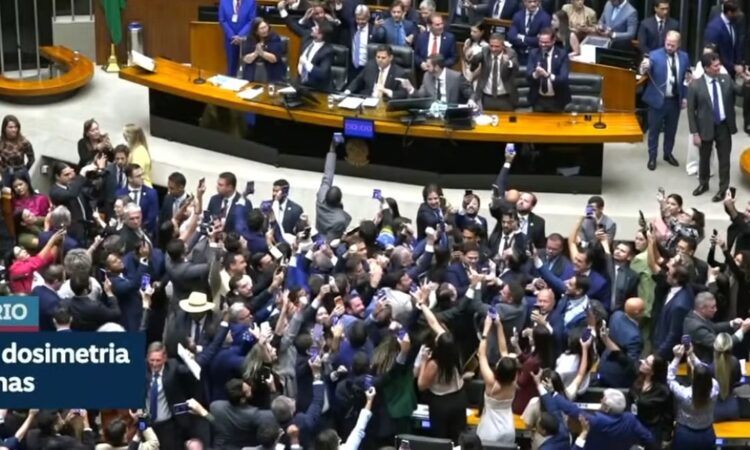 Congresso derruba veto de Lula à dosimetria; Bolsonaro pode ter pena reduzida