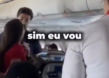 Pastora mirim tenta pregar em voo da Latam, causa incômodo e é contida por comissários