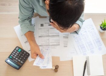 Maioria dos brasileiros diz não conseguir pagar contas e recorrem a renda extra. Aponta Datafolha