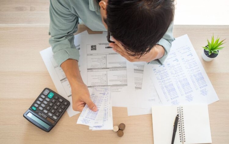 Maioria dos brasileiros diz não conseguir pagar contas e recorrem a renda extra. Aponta Datafolha