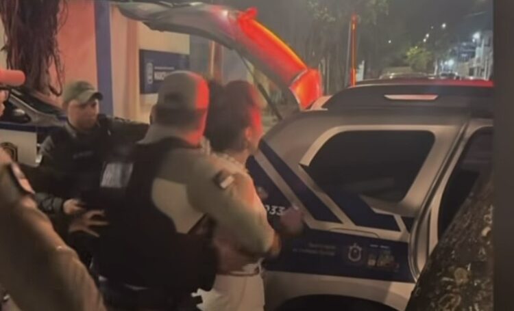 Advogada é detida suspeita de furtar celulares em Recife e tenta resistir a prisão